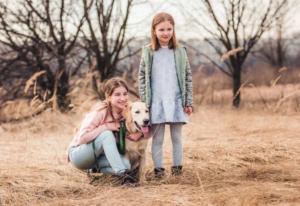 Meninas com cão na natureza — Fotografia de Stock