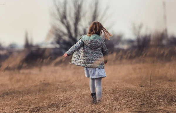 Pequeña niña alejándose —  Fotos de Stock