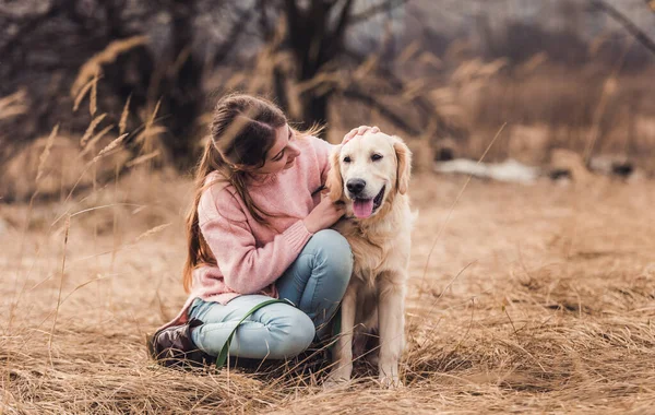 Menina bonita com cão fora — Fotografia de Stock