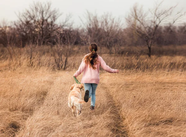 Menina alegre com cão ativo — Fotografia de Stock