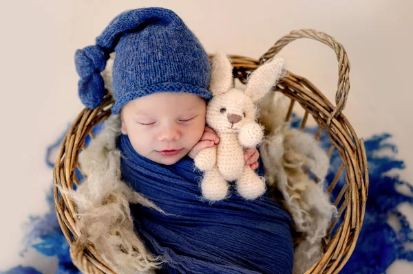 Recém-nascido adorável em cesta — Fotografia de Stock