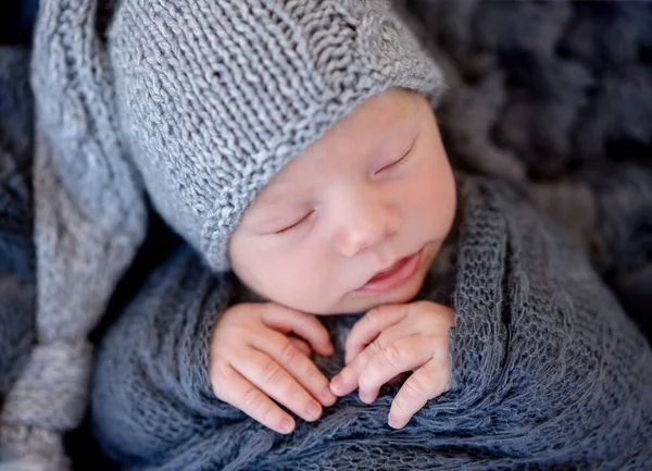 头戴灰色帽子的新生儿迷人极了 — 图库照片