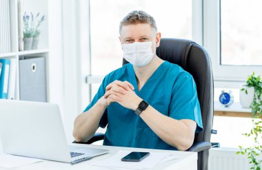 Koruyucu maskeli doktor