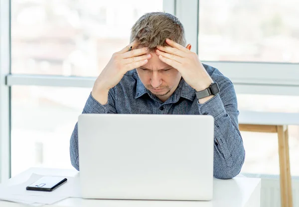 Verwirrter Geschäftsmann schaut in Laptop — Stockfoto