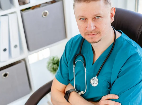 Médecin attrayant en uniforme — Photo