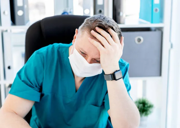 Уставший доктор в медицинской маске — стоковое фото
