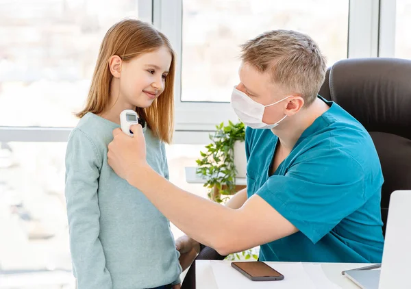 Nettes Mädchen beim Messen der Temperatur — Stockfoto