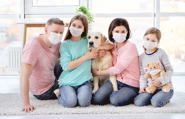 Όμορφη οικογένεια με ιατρικές μάσκες — Φωτογραφία Αρχείου