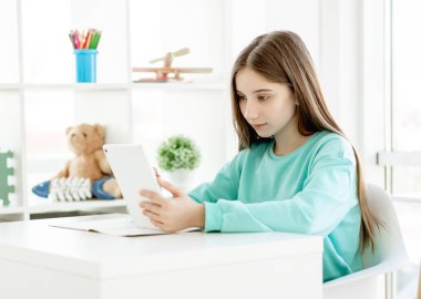 Eğitim için tablet kullanan kız