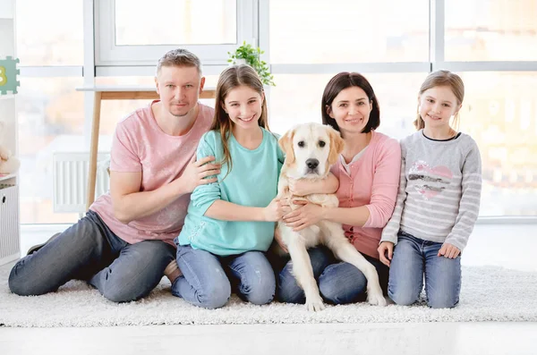 Gelukkig gezin met hond — Stockfoto