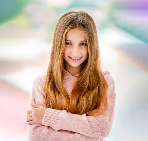 Linda chica adolescente sonriendo a la cámara — Foto de Stock