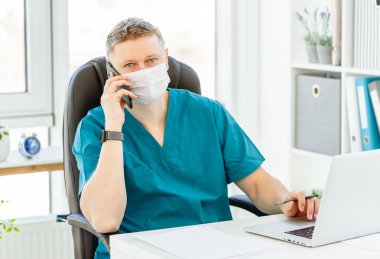 İş yerindeki doktor.