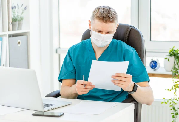 Médico em máscara facial — Fotografia de Stock