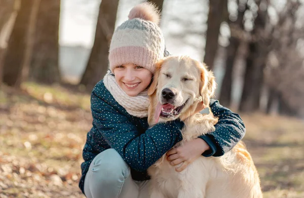 Χαμογελαστό κορίτσι αγκαλιάζει χαριτωμένο σκυλί — Φωτογραφία Αρχείου
