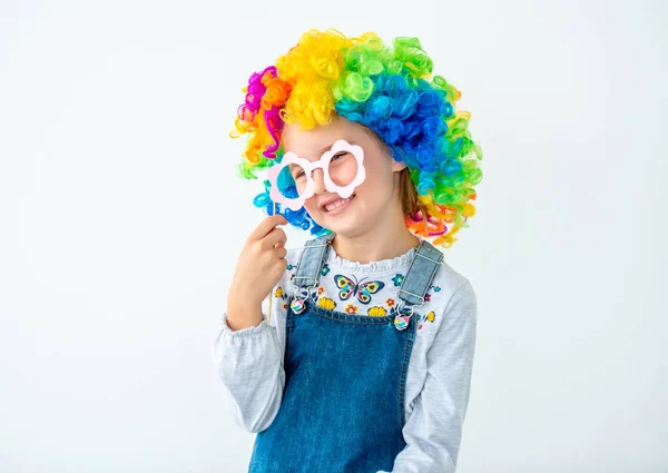 Schoolkind draagt gekrulde pruik — Stockfoto