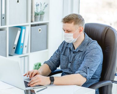 Tıbbi maske takan adam.