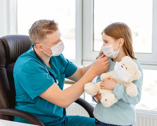 Doctor putting mask on girl — Stock Photo, Image