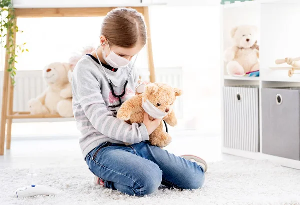 Meisje spelen tijdens quarantaine — Stockfoto