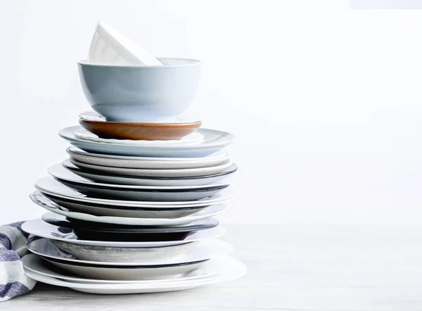 여러 가지 접시들이 쌓여 있다 — 스톡 사진