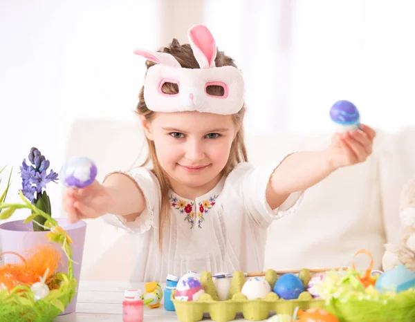 Criança pintando alguns ovos para a Páscoa — Fotografia de Stock