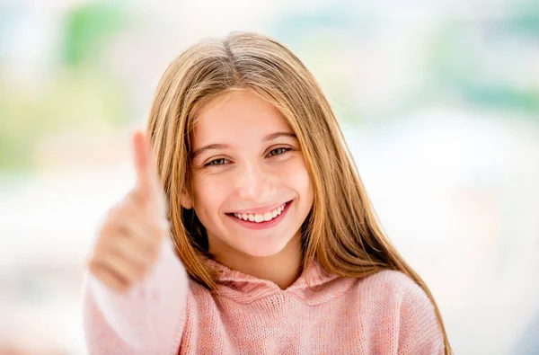 Menina feliz mostrando polegar para cima — Fotografia de Stock