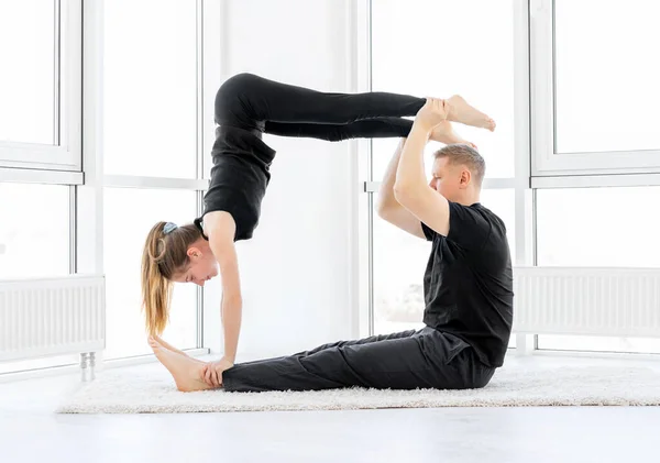 Schönes Paar macht Akrobatik — Stockfoto