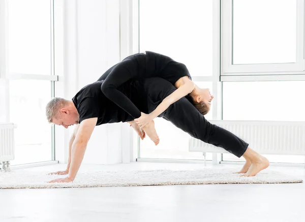 Belos atletas fazendo exercícios — Fotografia de Stock