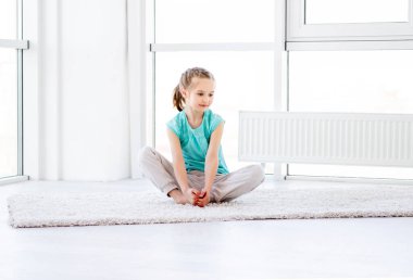 Sevimli kız ısınıyor