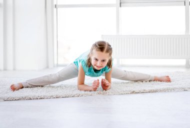 Küçük jimnastikçi sicim gösterisi yapıyor.