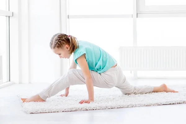 Girl trying to do twine — Stock Photo, Image