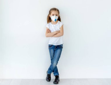 Tıbbi maskeli küçük kız.