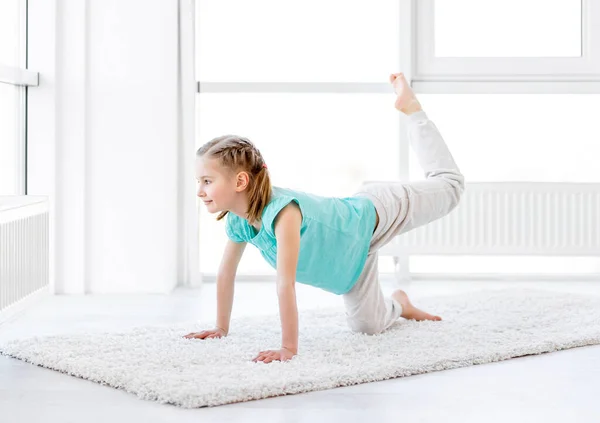 Ładna dziewczyna wykonuje gimnastykę — Zdjęcie stockowe