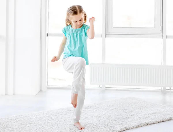 Glückliches kleines Mädchen Workout — Stockfoto