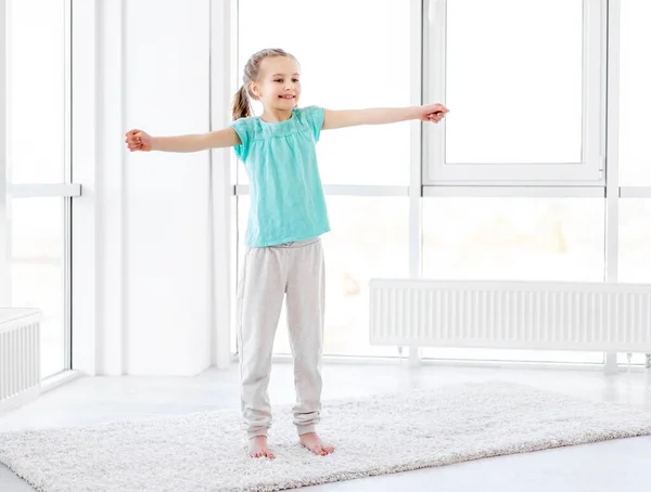 Kleines Mädchen trainiert im Fitnessstudio — Stockfoto