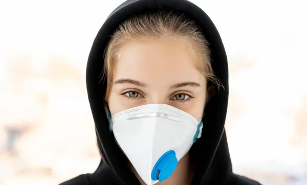 Κορίτσι με προστατευτική μάσκα προσώπου — Φωτογραφία Αρχείου