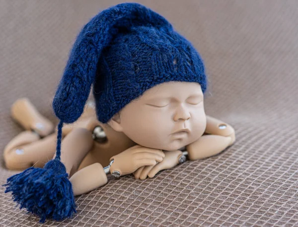 Манекен новорожденного для фотопозирования — стоковое фото
