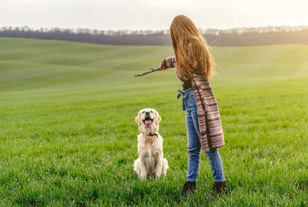 Flicka leker med hund utomhus — Stockfoto