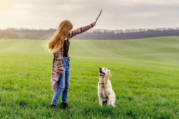 Flicka leker med hund utomhus — Stockfoto