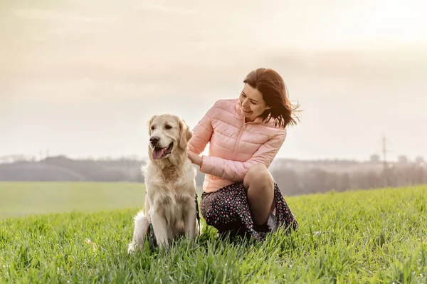 Kvinna petting hund utomhus — Stockfoto