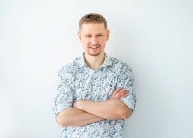 Çapraz elli çekici bir adam.