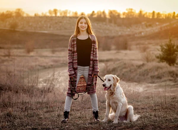 Doğada köpeği olan bir kız. — Stok fotoğraf