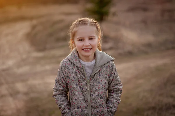 Cute little girl o zachodzie słońca — Zdjęcie stockowe