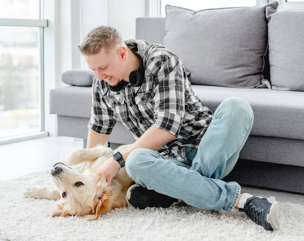 Feliz hombre palming precioso perro — Foto de Stock