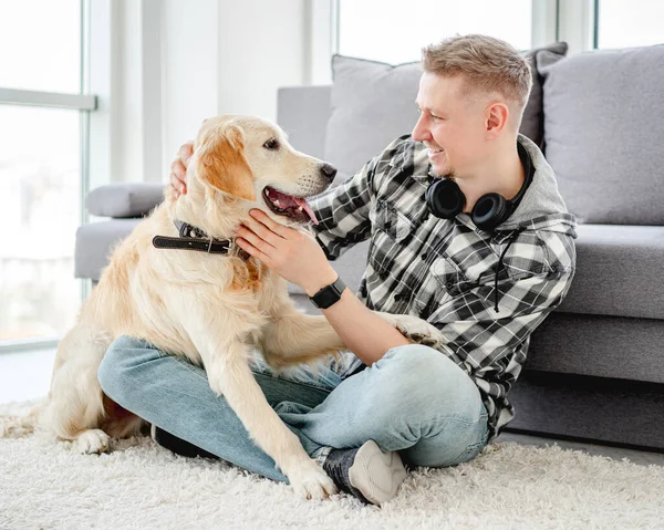 Hombre guapo con lindo perro — Foto de Stock