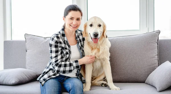 Dotter och mor bredvid hund — Stockfoto