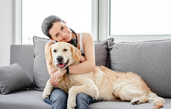 素敵な犬を抱いている美しい女性 — ストック写真