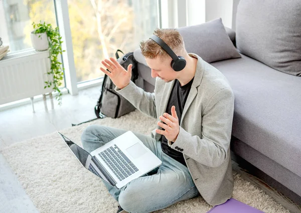 Hombre teletrabajo utilizando la comunicación en línea — Foto de Stock