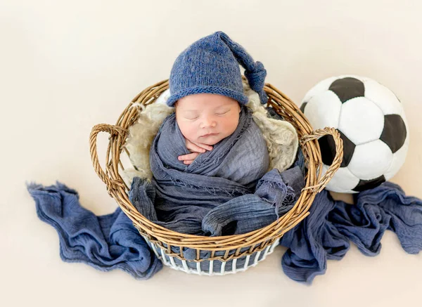 Adorable recién nacido en cesta —  Fotos de Stock
