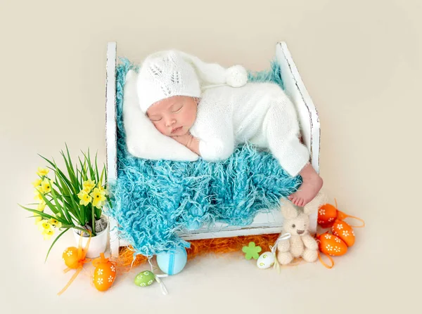 Adorable recién nacido durmiendo en una cama pequeña —  Fotos de Stock