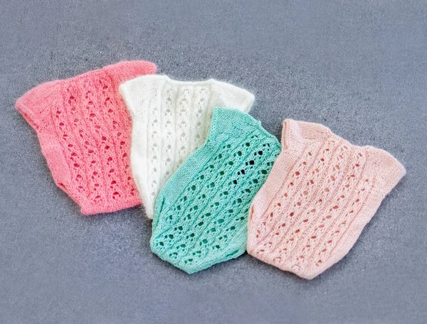 Gestrickte Babykleidung für Neugeborene — Stockfoto